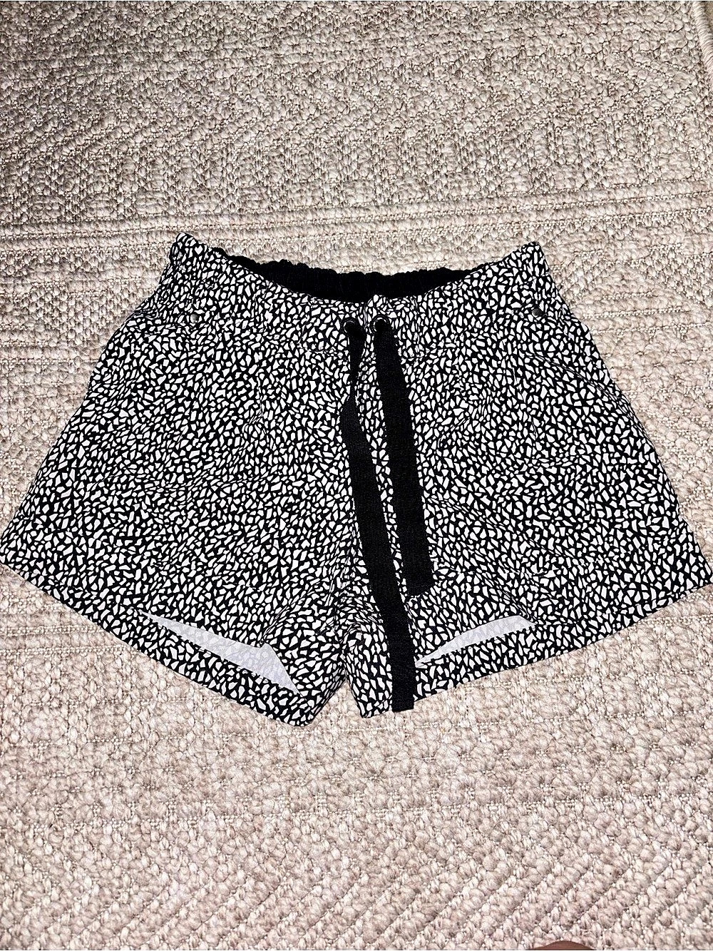 Lululemon Track That Mid-Rise Lined Short 5" Black & white Size 4